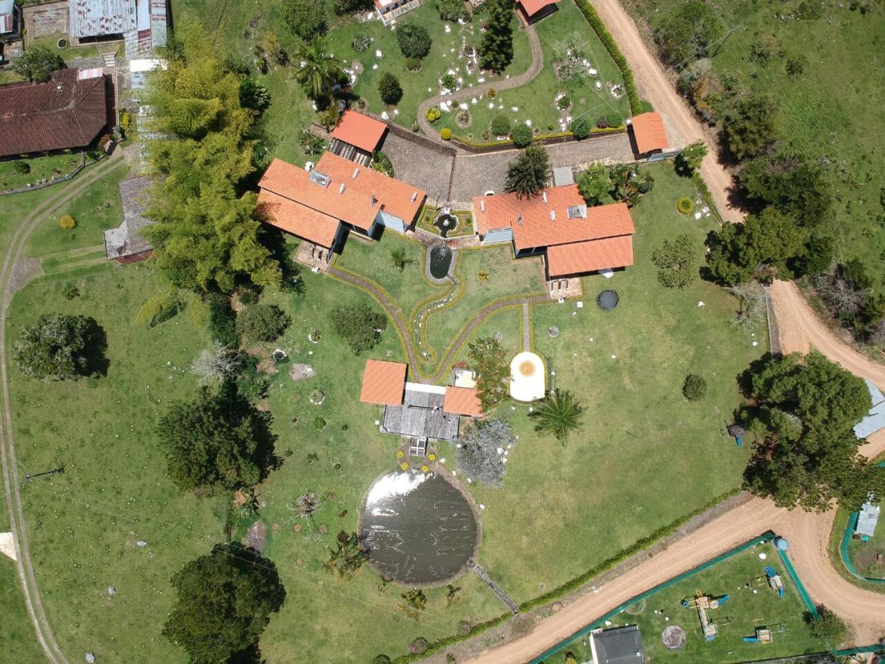 Hotel Maca Lago Calima Exteriör bild